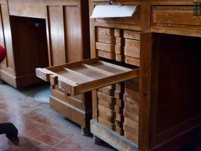 Apprendiamo poi che le vecchie scrivanie che circondano l'anfiteatro, dotate di una quindicina di bassi cassetti per lato, erano utilizzate per conservare i vetrini del materiale da analizzare nel corso delle dimostrazioni. Che peccato che tutto sia stato messo da parte